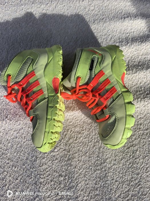 Обувки за момче 26 номер nike air Jordan и adidas terex gore tex