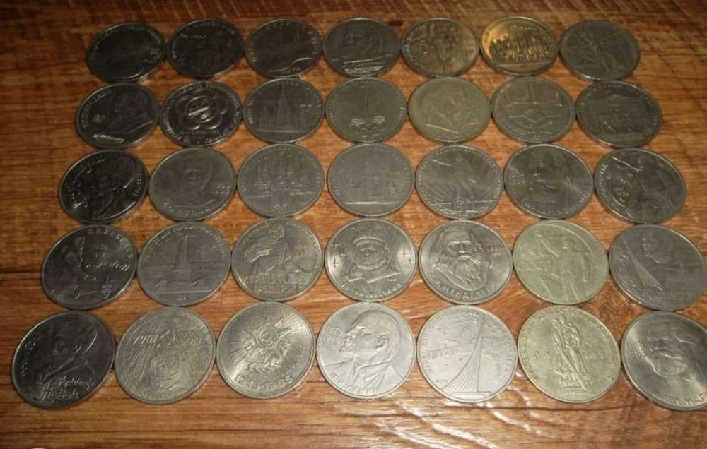 Продам юбилейные рубли