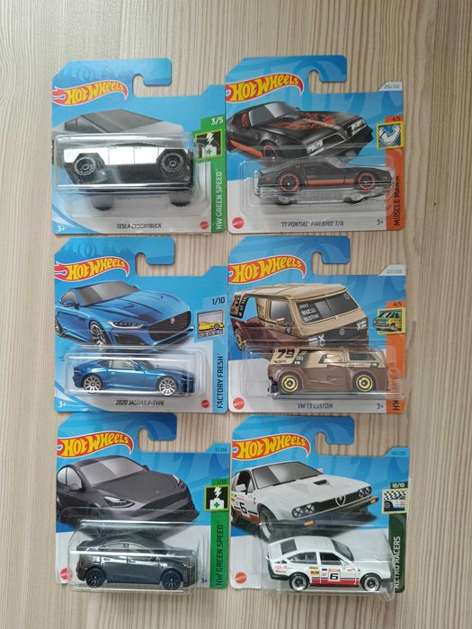 Vand 20 de machete Hot Wheels sigilate la pretul de 160 de lei