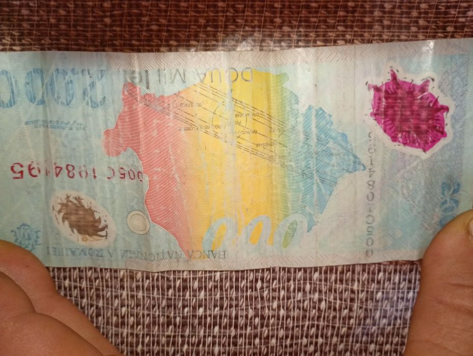 Bancnota de 2000 lei  din anul 1999 cu eclipsa