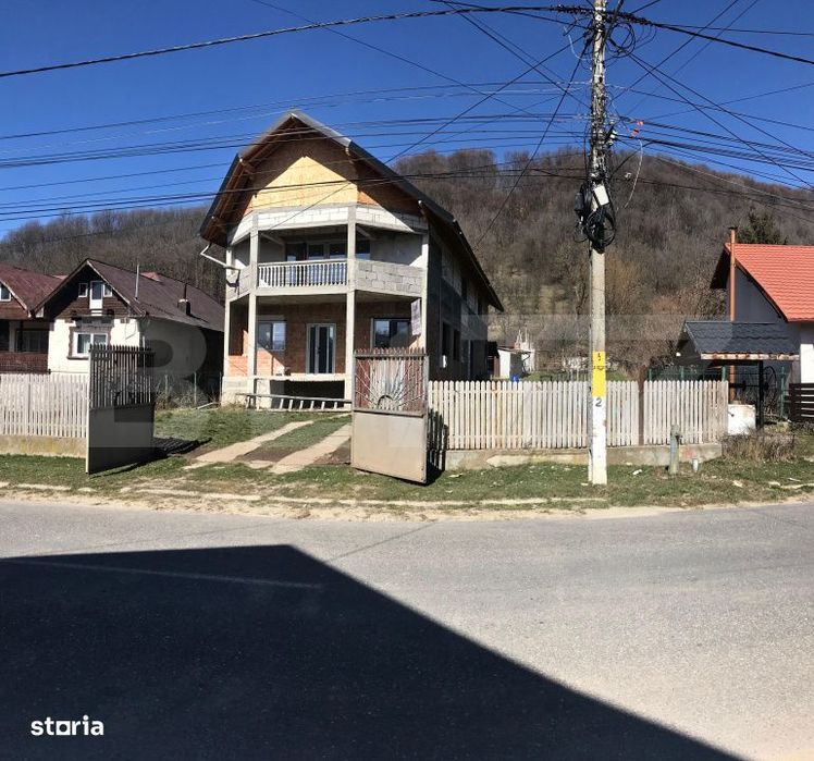 Casa (la rosu), Livada si Padure, Teren Generos si Plata Flexibila –