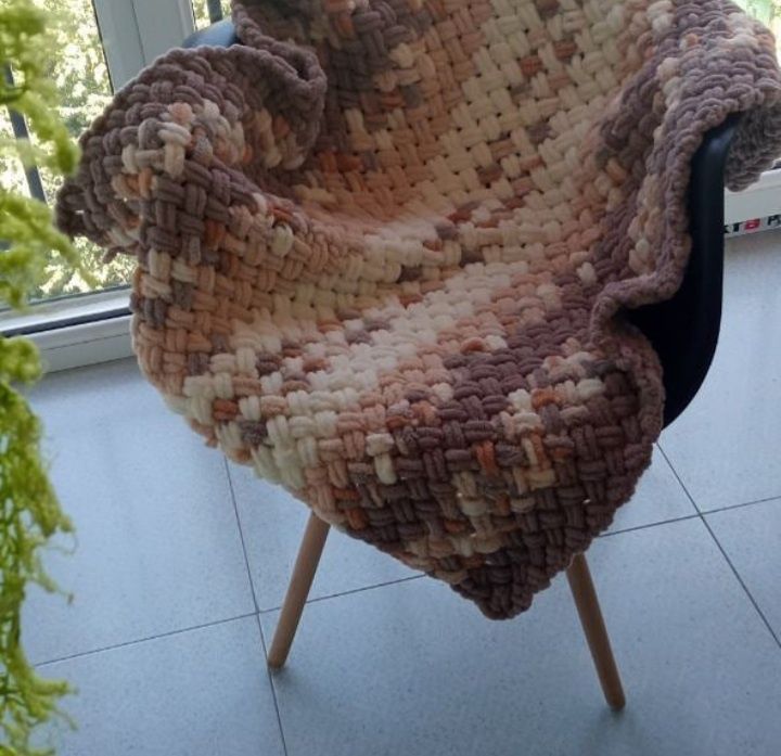 Детские и взрослые пледы. В наличии есть.