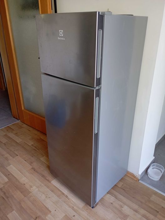 Хладилник Electrolux с фризер – 144x55x55 см – отлично състояние