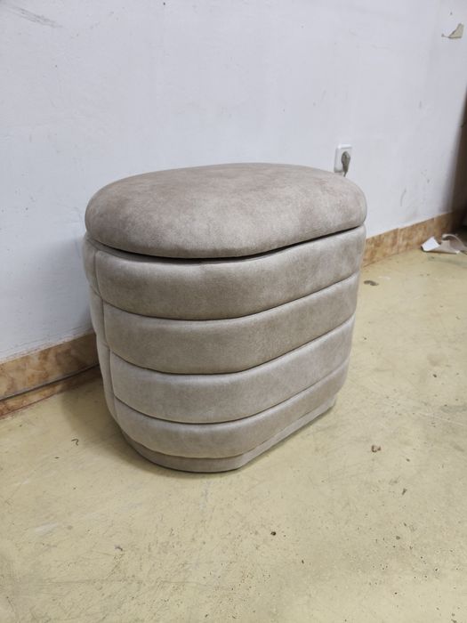 Vând taburet tapitat cu lada, 55*48*40