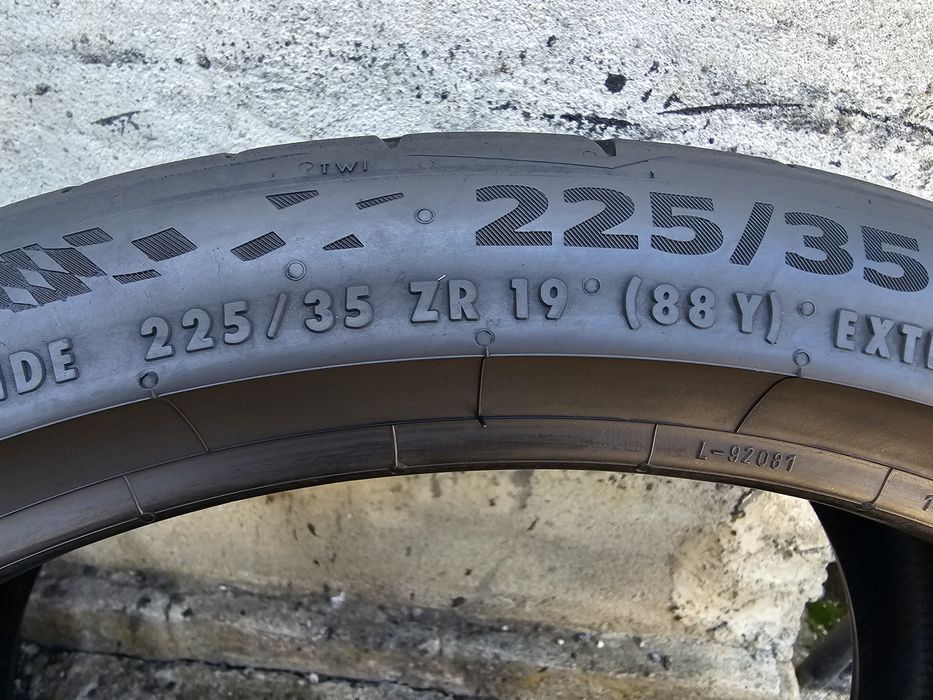 Vând două anvelope de vara continental  225 35 19 dot 0922