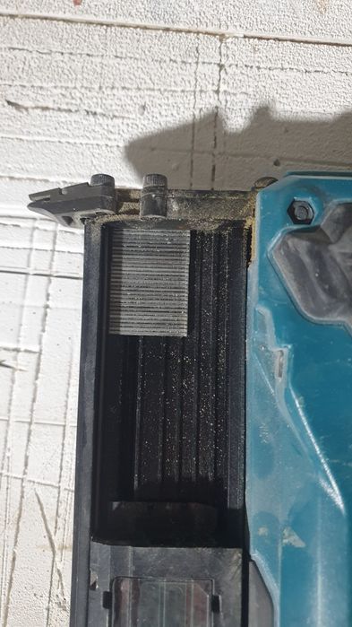 Pistol cuie Makita DFN350