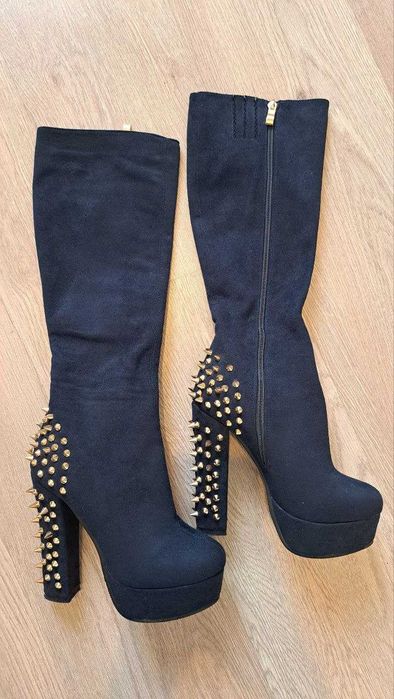 Эффектные замшевые сапоги с шипами