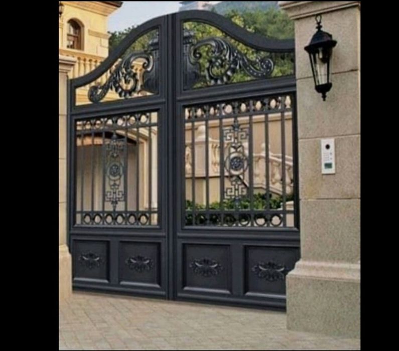 Porți, garduri, mâini curente, balansoare din fier forjat.