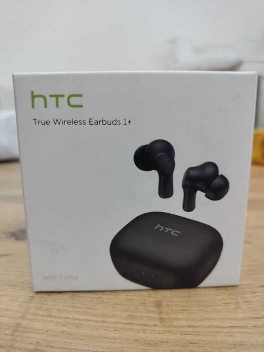 HTC TWS4 в белом цвете.