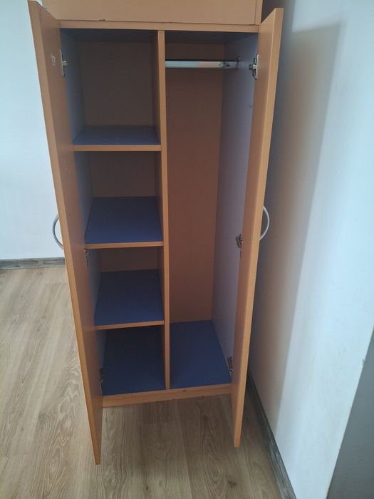 Продавам гардероб и две единични легла