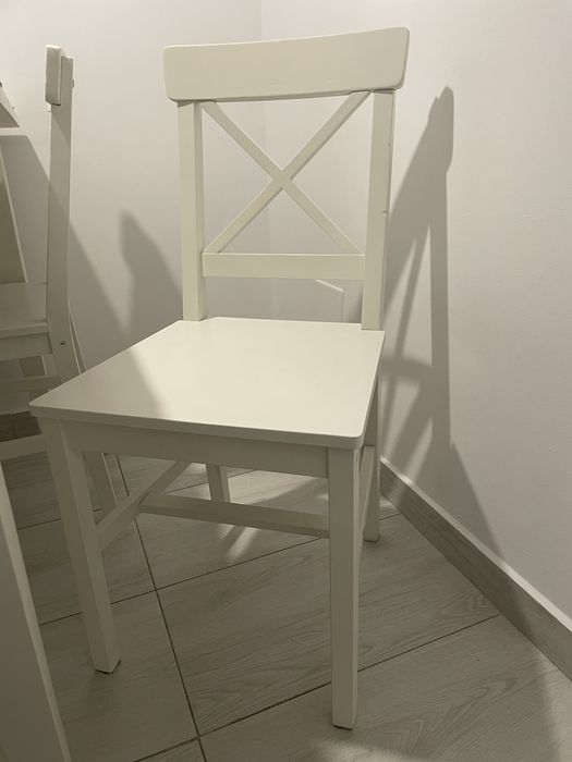 Vand 4 scaune albe de bucatarie