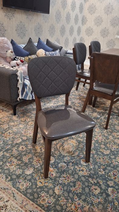 Стол-стул комплект . 1 стол ; 6 стульев .