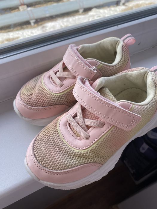 Кроссовки на девочку