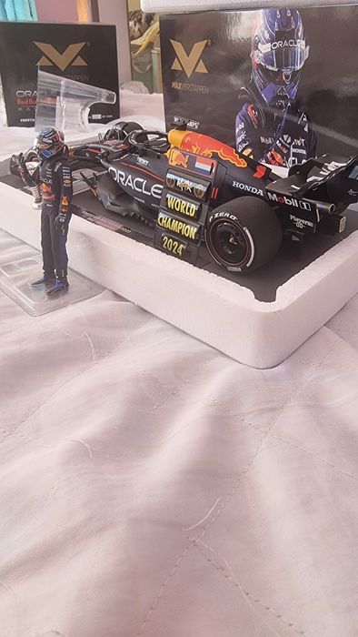 Red bull rb20 Las Vegas Max Verstappen world champion 1:18 minichamps