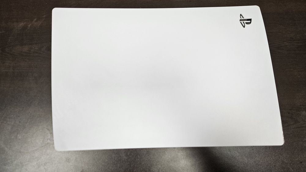 Плейстейшън 5 с два джойстика