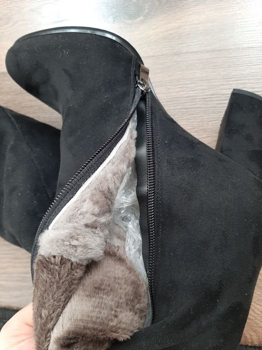 Продам новые замшевые сапоги