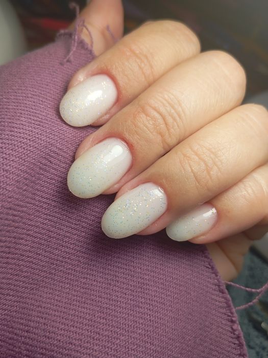 Услуги маникюра , педикюра