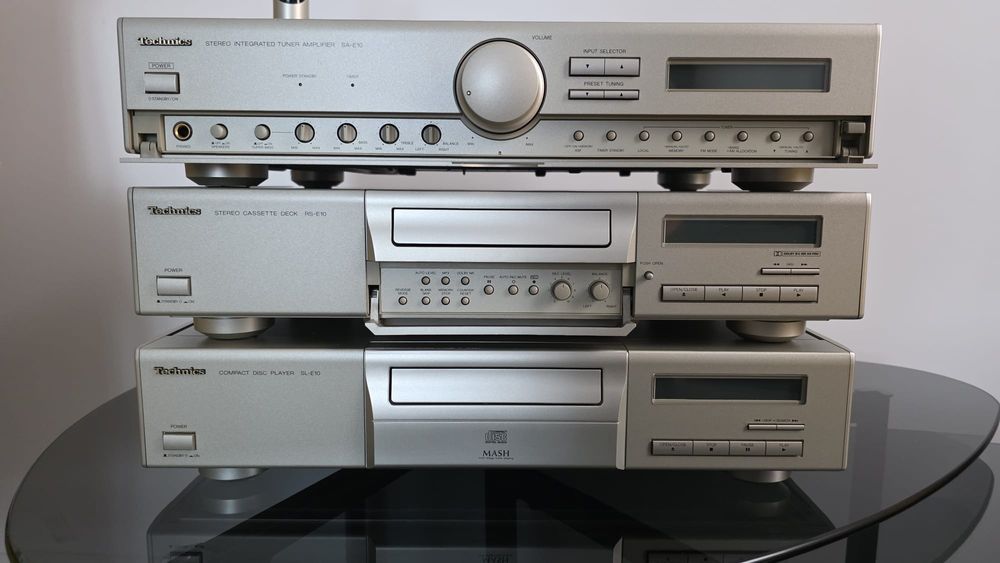 Linie HI-FI Technics E10 , Amplificator , CD player , Tape , Telecomanda . Seria E .