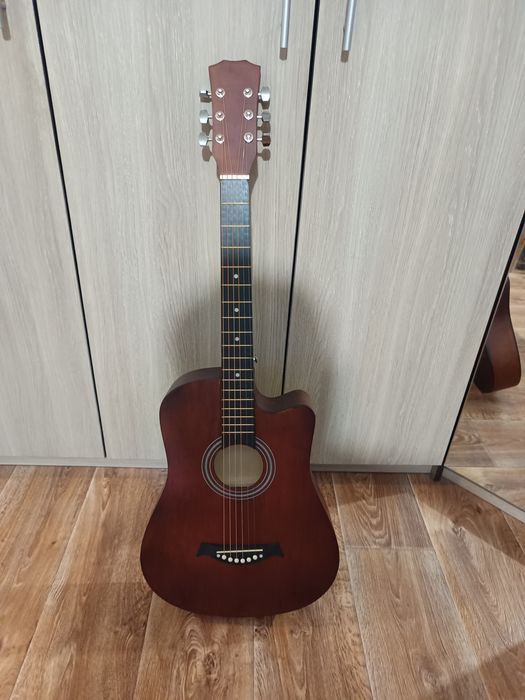 Продам гитару небольшую