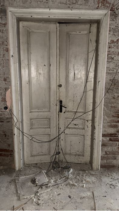 Vand usi foi si de usi cladire istorica lemn masiv