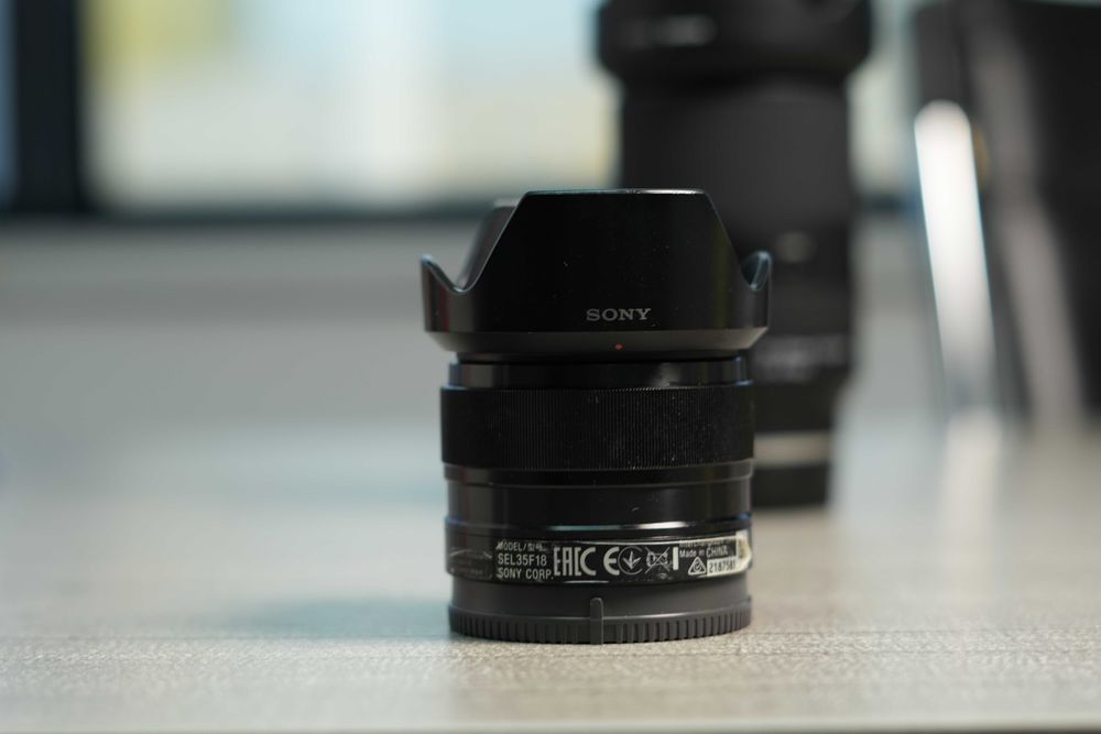Объектив Sony E 35mm f/1.8 OSS