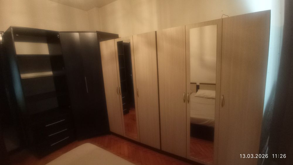 Спалня комплект с 2 трикрилни гардероби