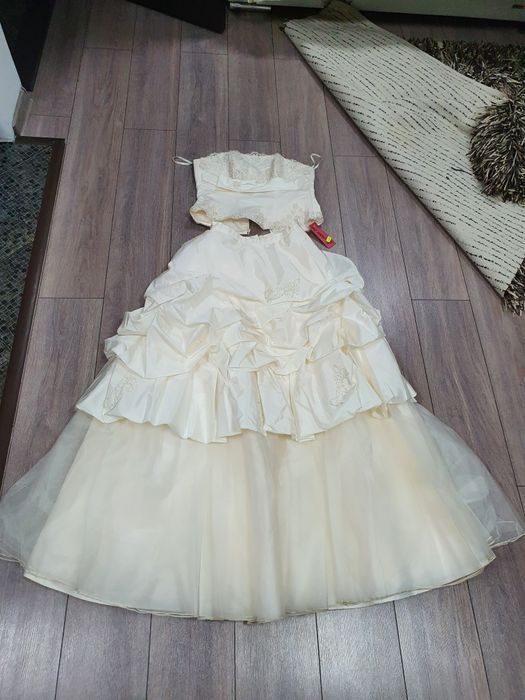Rochie mireasa noua