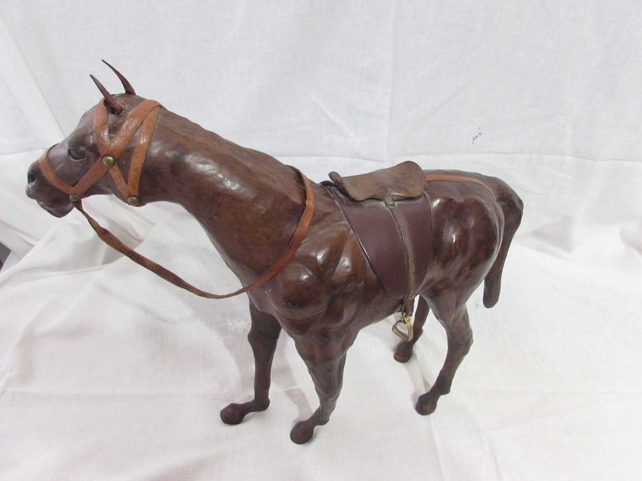 фигурки на животни и луксозна кутия за бижута