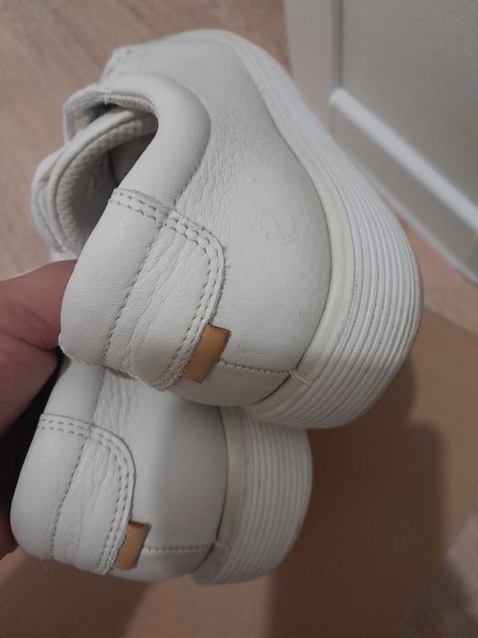 Белые кожанные кеды ecco