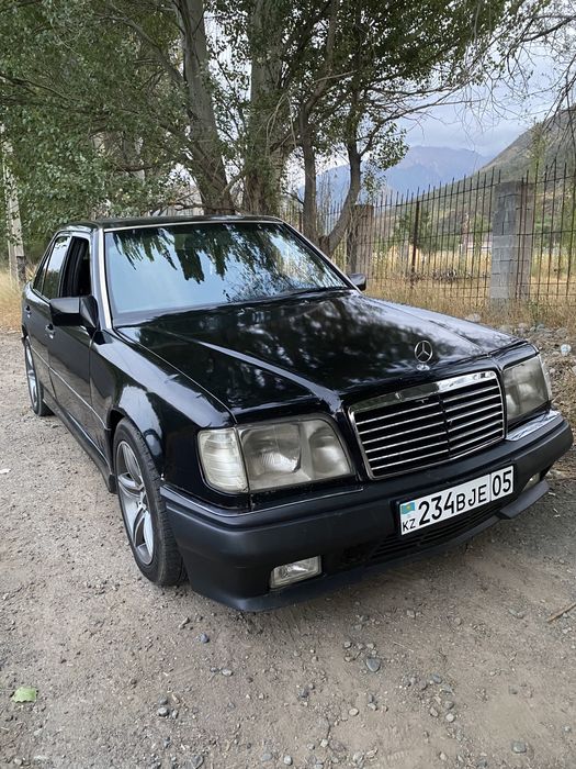 Машина  124 мерс