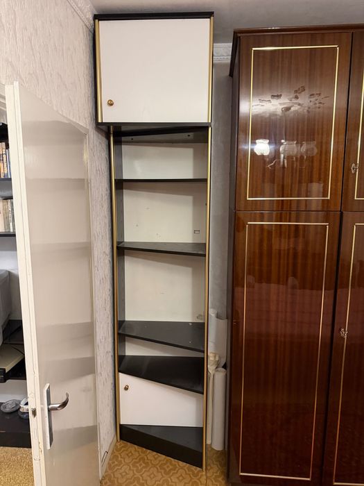 Холна секция в бяло и черно със златни елементи