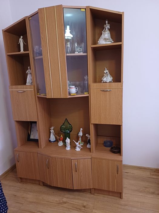 Vitrina cu sertare