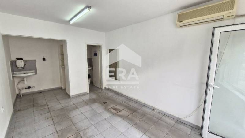 Търговско помещение със статут на магазин в близост до Ритуална зала,