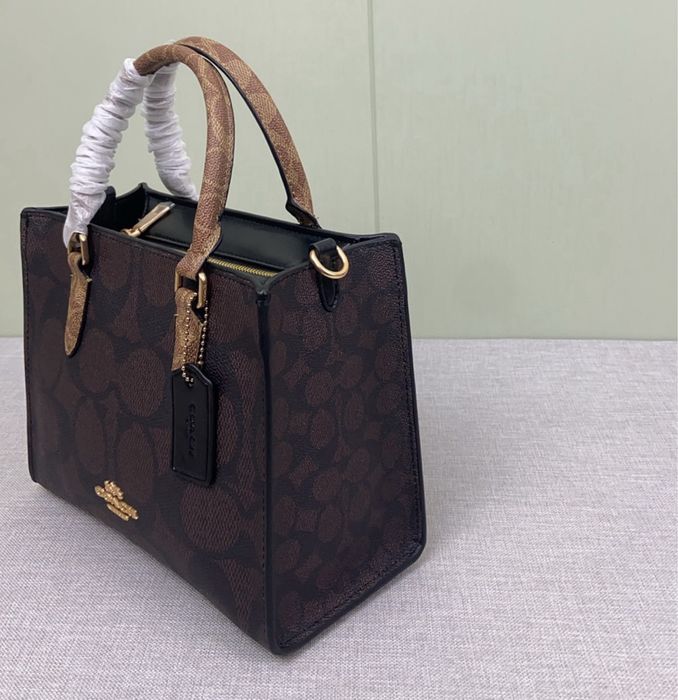 Coach Maggie Small Tote Bag – Стил, функционалност и градска елегантност