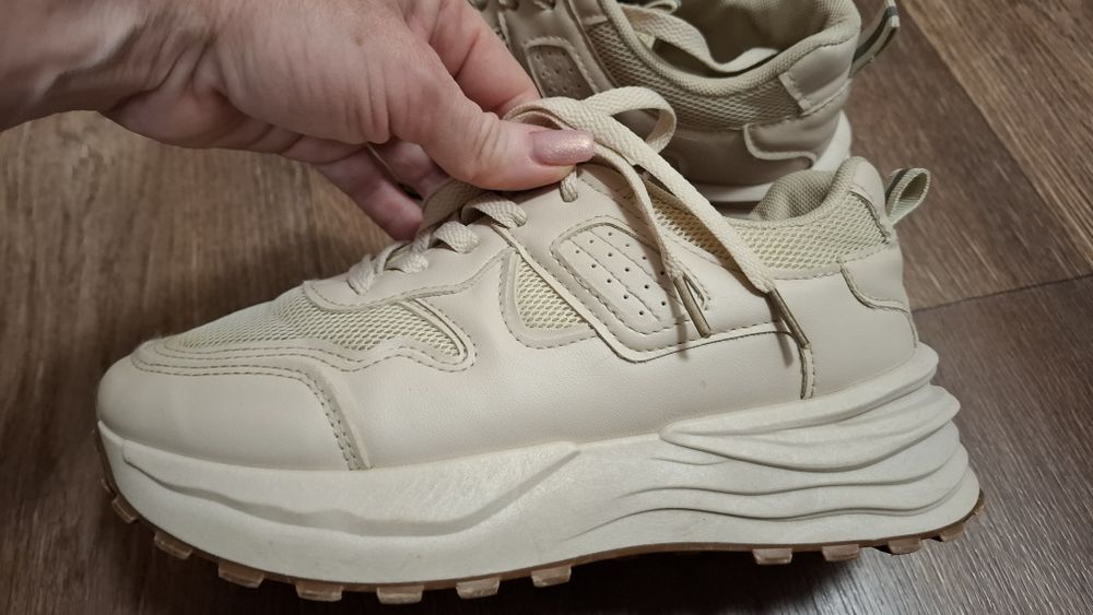 Две пары кроссовок за 4000. 36р