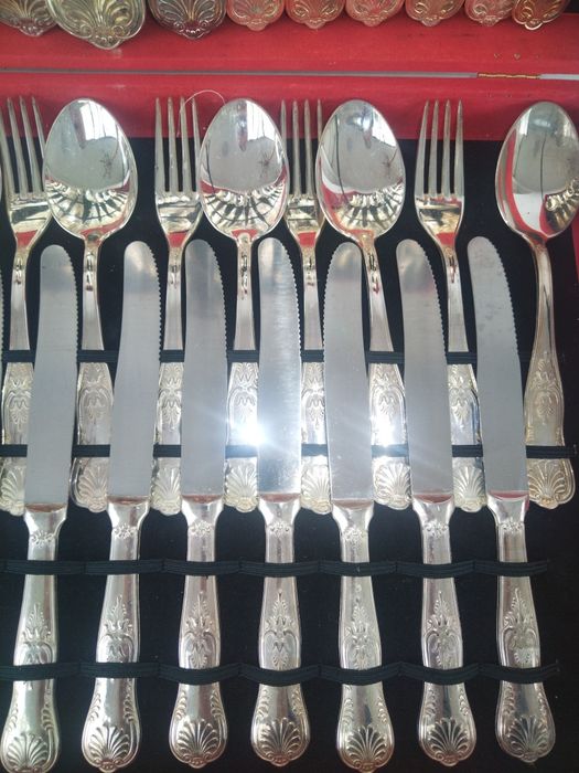 Италиански посребрени прибори за хранене. 
Комплекта е в кутия и е за