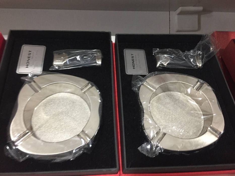 Пепельница и зажигалка