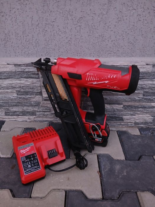Pistol cuie Milwaukee M18 FFN impecabil