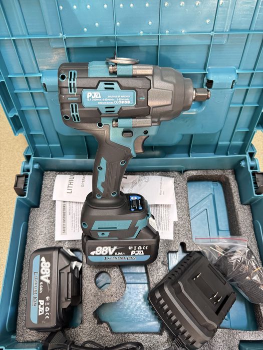 Pistol de insurubat cu Impact 2000 Nm, prezoane cu 2 acumulatori MARI