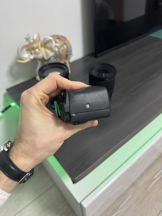 Sony A6400 body + отделно Sony 18-105mm f/4 G и Sigma 16mm f/1.4