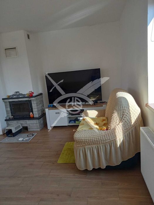 Двуетажна къща с двор в с. Горица