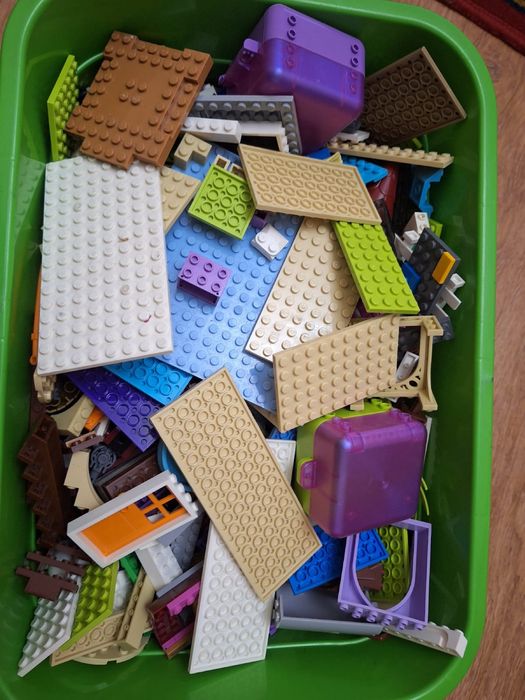 Продам ящик с запчастями LEGO