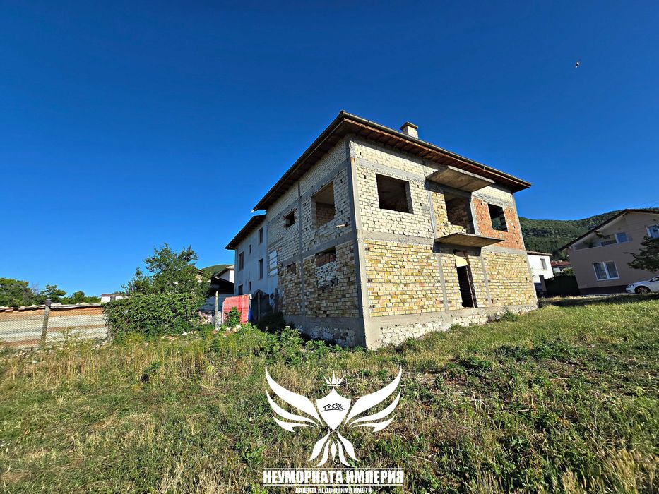 Продавам двуетажна къща 206РЗП и двор 525кв.м. с гараж в с.Тополово