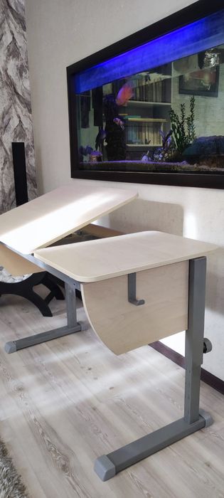 Школьная парта и стул