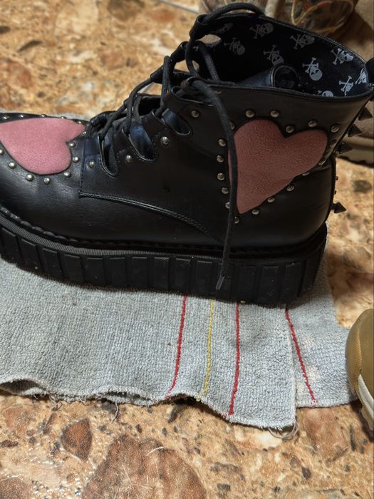 Ghete negre tip creeper cu inimioare roz LAMODA