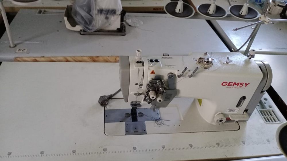 Продам двухигольную швейную машинку