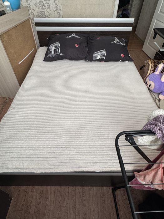 Двуспальная кровать с матрасом