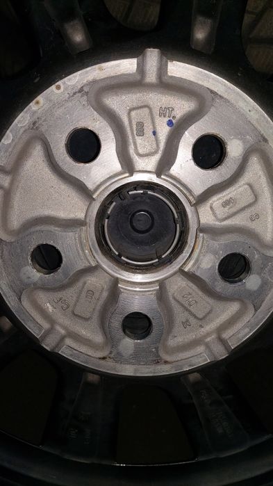 Шины с дисками на авто Тесла