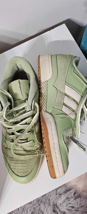 Adidas perforați (pentru vară)