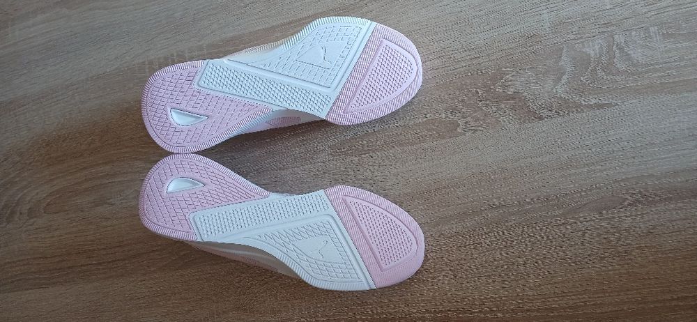 Маратонки Adidas и Puma